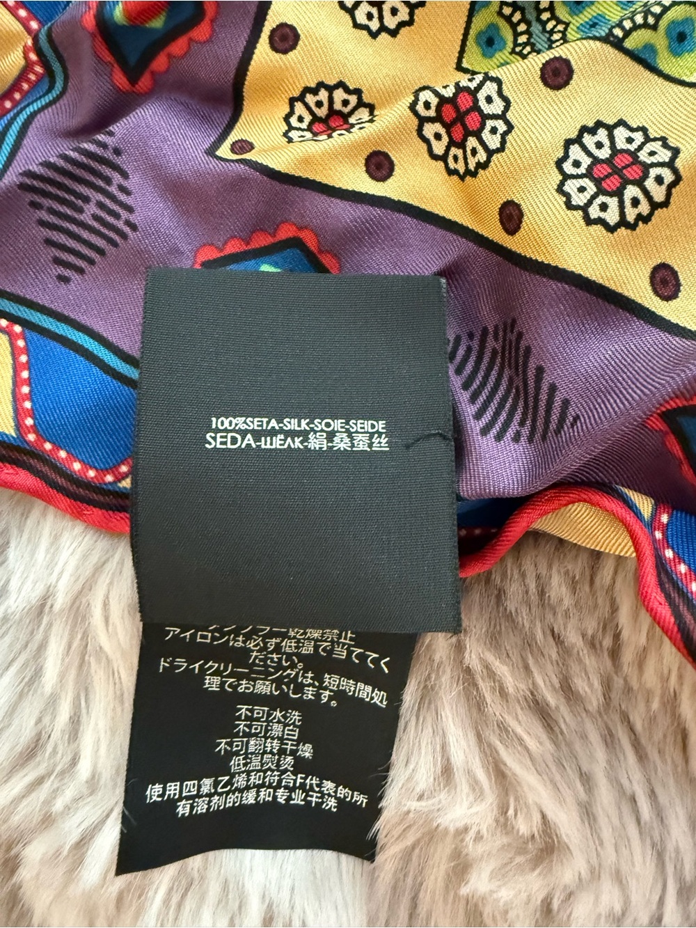Gucci Multicolor Printed Silk Scarf with Bold Border - Picture 4 of 4